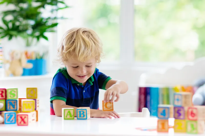 3歲前用互動方法接觸英文，4歲開始學拼音，有助打好英語根基