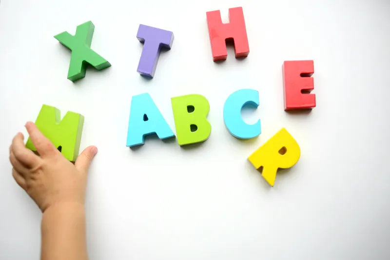 幼兒學英語先培育語感，死記艱深生字適得其反